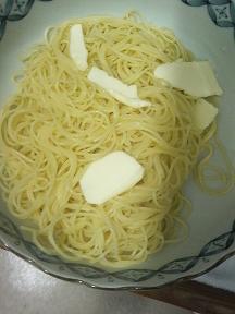 20100527-会社で料理-手作りナメタケのスパゲティ-03-バターを和える.jpeg