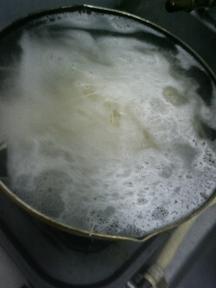 20100608-会社で料理-白石温麺を使ったにゅうめん-02-麺を茹でる.jpeg