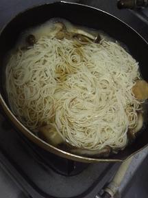 20100608-会社で料理-白石温麺を使ったにゅうめん-05-麺を温める.jpeg