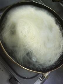 20100705-会社で料理-扇風機で出汁を冷まして冷たい素麺-03-麺を茹でる.jpeg