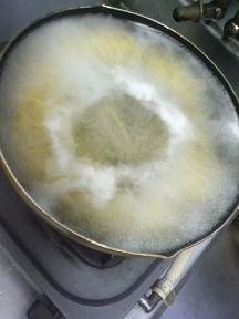 20100706-会社で料理-作り置きの出汁で和風冷製スパゲティ-02-麺を茹でる.jpeg