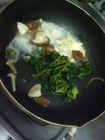 20100708-会社で料理-シイタケとほうれん草のバター醤油スパゲティ-02-野菜を炒める.jpeg