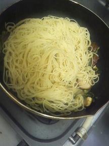 20100708-会社で料理-シイタケとほうれん草のバター醤油スパゲティ-04-麺を和える.jpeg