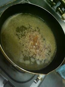 20100929-会社で料理-手作りナメタケを使った餡かけ汁ビーフン-01-出汁を取る.jpeg