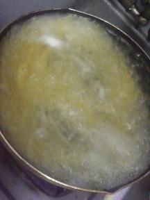 20100930-会社で料理-手作りナメタケの和風スパゲティ-02-麺を茹でる.jpeg