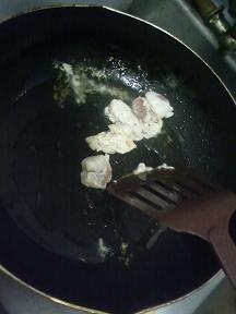 20101130-会社で料理-初登場のカレーフレークでカレーうどん-01-鶏を炒める.jpeg
