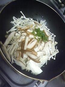 20101201-会社で料理-笹身入りのナメタケの和風スパゲティ-02-キノコを炒める.jpeg
