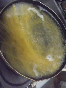 20101201-会社で料理-笹身入りのナメタケの和風スパゲティ-05-麺を茹でる.jpeg