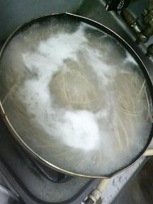 20101202-会社で料理-笹身入りのナメタケを使った冷たい和え蕎麦-01-蕎麦を茹でる.jpeg