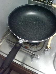 20110406-会社で料理-新しい炒め鍋で焼きビーフン-01-おニューの炒め鍋.jpeg
