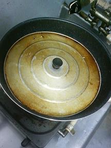 20110406-会社で料理-新しい炒め鍋で焼きビーフン-02-蓋が使えなくなった.jpeg