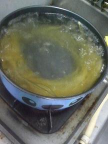 20110906-会社で料理-昨日と同じ材料で和風のとろとろスパゲティ-01-麺を茹でる.jpeg