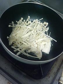 20110906-会社で料理-昨日と同じ材料で和風のとろとろスパゲティ-02-スープを作る.jpeg