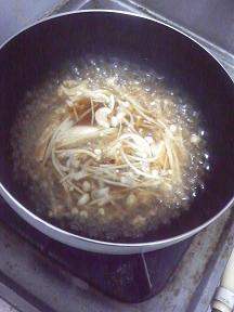 20110906-会社で料理-昨日と同じ材料で和風のとろとろスパゲティ-03-味付ける.jpeg