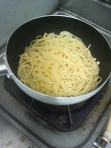 20110906-会社で料理-昨日と同じ材料で和風のとろとろスパゲティ-04-麺を和える.jpeg