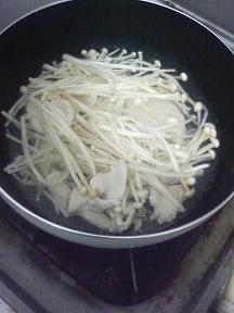 20110907-会社で料理-モロヘイヤの餡かけ麺-02-スープを作る.jpeg