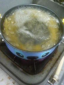 20110908-会社で料理-初めて使うコンビーフでスパゲティ-04-麺を茹でる.jpeg