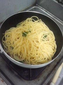 20110908-会社で料理-初めて使うコンビーフでスパゲティ-07-麺を和える.jpeg