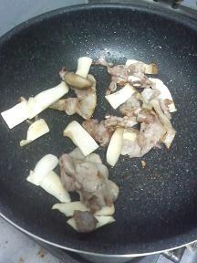 20110912-会社で料理-豚肉とエリンギのクレイジーソルトスパゲティ-03-エリンギを炒める.jpeg