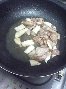 20110912-会社で料理-豚肉とエリンギのクレイジーソルトスパゲティ-04-味付けする.jpeg