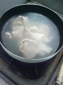 20111017-会社で料理-限りなく白に近いにゅうめん-02-鶏出汁をとる.jpeg