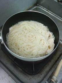 20111017-会社で料理-限りなく白に近いにゅうめん-05-麺を温める.jpeg