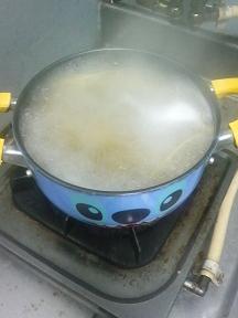 20111019-会社で料理-慌てて作った鶏と小松菜の和風スパゲティ-01-麺を茹でる.jpeg