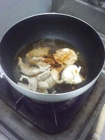20111019-会社で料理-慌てて作った鶏と小松菜の和風スパゲティ-02-スープを温める.jpeg