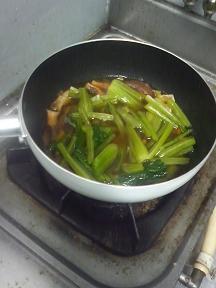 20111020-会社で料理-寒いほどなので餡かけ中華麺-04-小松菜を入れる.jpeg