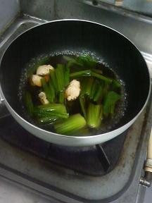 20120111-会社で料理-鶏出汁を使って和風スパゲティ-04-小松菜を温める.jpeg