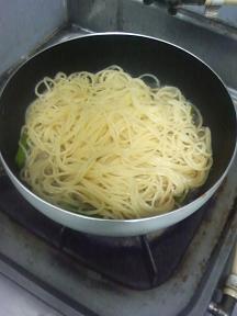 20120111-会社で料理-鶏出汁を使って和風スパゲティ-05-麺を和える.jpeg