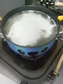 20120113-会社で料理-焼きネギカレーうどんをつくったものの-01-麺を茹でる.jpeg