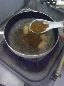 20120113-会社で料理-焼きネギカレーうどんをつくったものの-04-カレー粉を入れる.jpeg