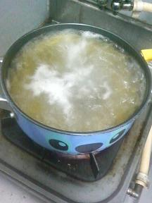 20120120-会社で料理-やっと作れたキノコスパゲティ-01-麺を茹でる.jpeg