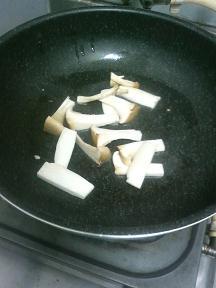 20120120-会社で料理-やっと作れたキノコスパゲティ-02-エリンギを炒める.jpeg