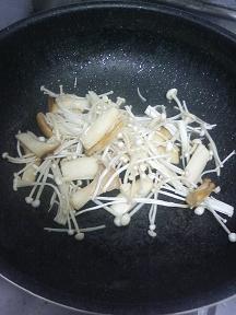 20120120-会社で料理-やっと作れたキノコスパゲティ-03-エノキを炒める.jpeg