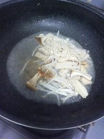 20120120-会社で料理-やっと作れたキノコスパゲティ-04-味付けする.jpeg