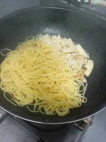 20120120-会社で料理-やっと作れたキノコスパゲティ-05-麺を和える.jpeg