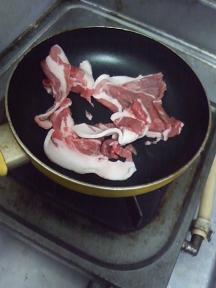 20130419-会社で料理-豚の生姜焼きと保存食の手作りナメタケ-02-豚を焼く.jpeg