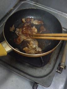20130419-会社で料理-豚の生姜焼きと保存食の手作りナメタケ-03-味付けをする.jpeg