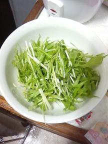 20130424-会社で料理-水菜のサラダがメインの昼食-02-水菜を洗う.jpeg