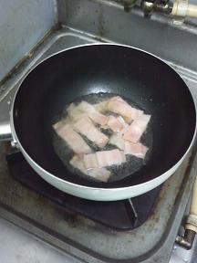 20130424-会社で料理-水菜のサラダがメインの昼食-03-ベーコンを炒める.jpeg