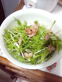20130424-会社で料理-水菜のサラダがメインの昼食-04-ベーコンを和える.jpeg
