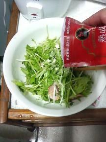 20130424-会社で料理-水菜のサラダがメインの昼食-05-粉チーズを和える.jpeg