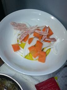20130513-会社で料理-急遽作ったクレイジーソルトスパゲティ-02-野菜.jpeg