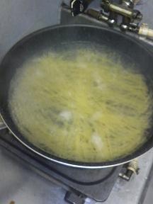 20130513-会社で料理-急遽作ったクレイジーソルトスパゲティ-03-麺を茹でる.jpeg