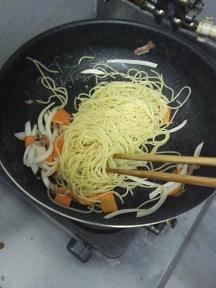 20130513-会社で料理-急遽作ったクレイジーソルトスパゲティ-05-麺を炒める.jpeg