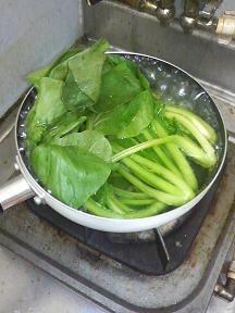 20130514-会社で料理-豚バラの柚子こしょう焼き-01-小松菜を茹でる.jpeg
