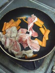 20130514-会社で料理-豚バラの柚子こしょう焼き-04-豚を炒める.jpeg