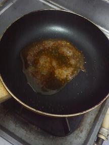 20130607-会社で料理-麻婆豆腐と３日目の煮玉子-02-ごま油を熱する.jpeg
